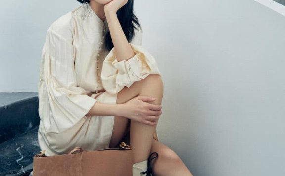 张佳宁穿灯笼袖连衣裙戴蝴蝶结耳环,尽显复古高级感