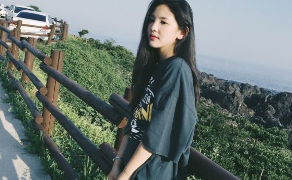 章若楠身穿印花连衣裙配网状长靴,时髦又清新