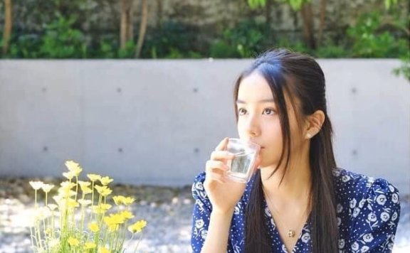 17岁木村光希身穿条纹T恤,简约造型展现温柔气质