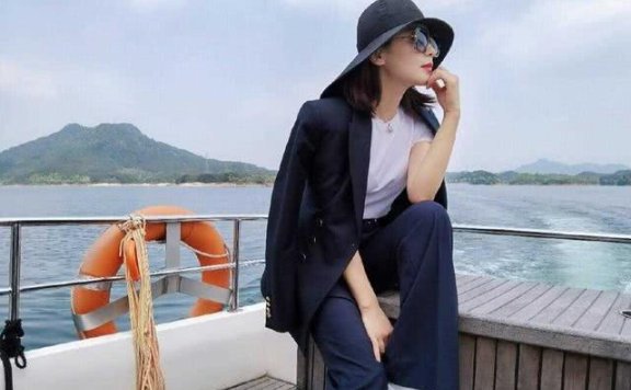 刘涛新造型气场全开,穿黑色西装配白T恤极简风格高级洋气