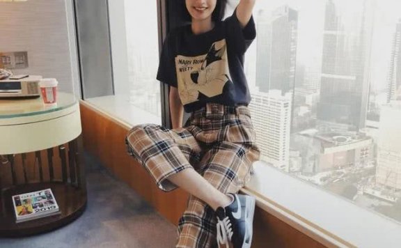 清爽GIRL张俪气质撩人,小雏菊露脐装配牛仔美翻天际