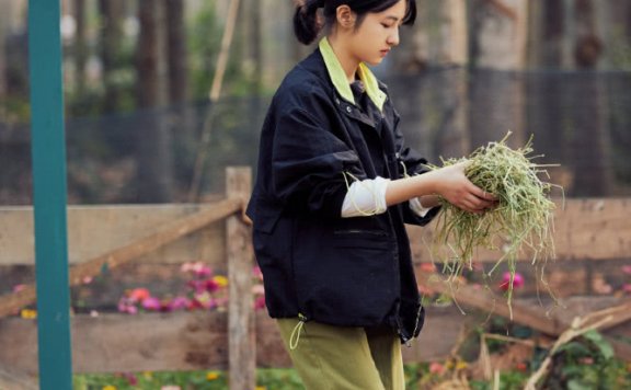 18岁张子枫穿黑外套直筒裤,笑容比花还娇美