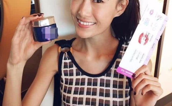 秦舒培超模身材太会穿，露脐上衣配短裤身材火辣