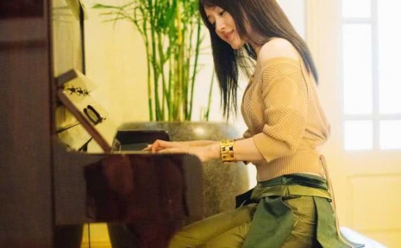 杨钰莹保养得真好，在国外穿挖肩上衣配阔腿裤，48岁嫩得水灵灵