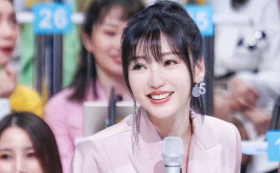 柳岩粉色西装套装简约中还有小女人味,真是又萌又清纯