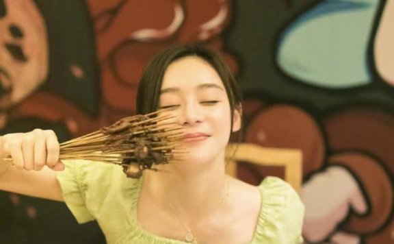 袁姗姗2020初夏穿牛油果色连衣裙，秒变初恋女友