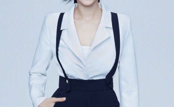 张柏芝40岁生日照曝光：穿宫廷领衬衫搭配黑色背带裤帅气还减龄