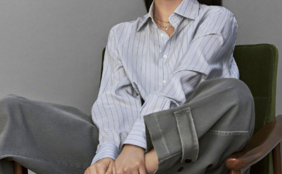 章若楠登时尚杂志，身穿一件条纹衬衫的她高级感满满