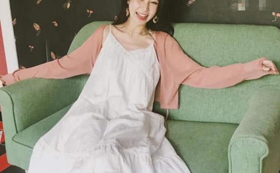 今年流行一种穿法:短外套搭配连衣裙优雅甜美,小个子也能穿!