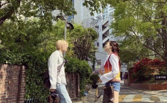 泫雅+杨颖的针织背心，阚清子的印花裙，堪称街头最亮眼的风景线