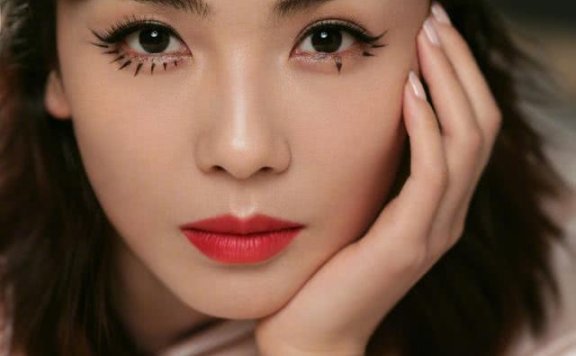 刘涛的“失眠妆”搭配红唇气质加乘,美得让人过目不忘