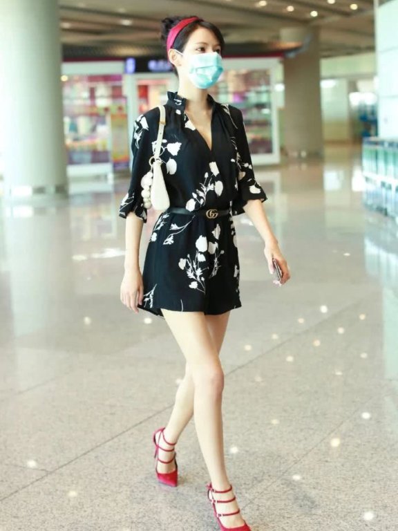 张予曦机场穿复古红头箍配黑色碎花连体裤,大小姐范儿太足