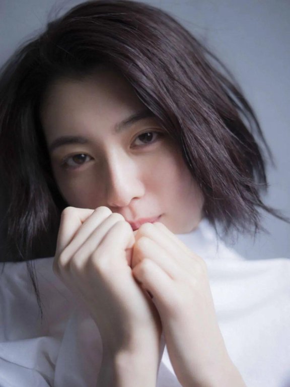 三吉彩花白T女友风格写真
