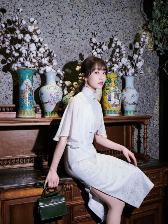 宣璐素色旗袍拼接轻纱飘袖,这仙女模样谁不爱