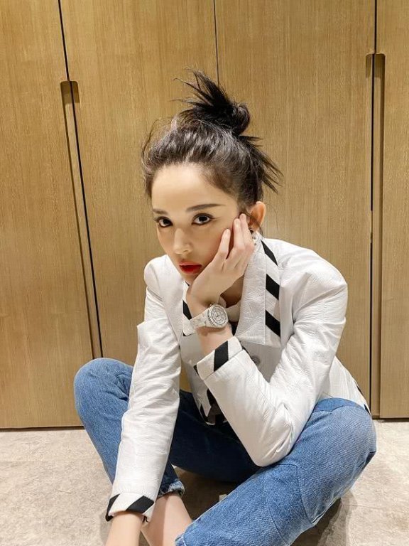 娜扎证明了只要长得好看穿什么都美，这么土气的衣服也就她能穿