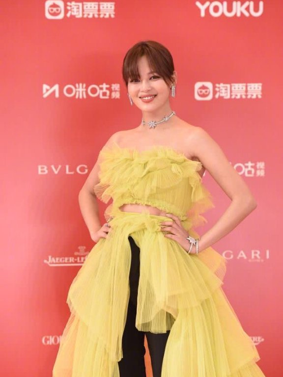 辛芷蕾“断崖服”火了,上身看着优雅大气,镜头扫到下方却太雷人