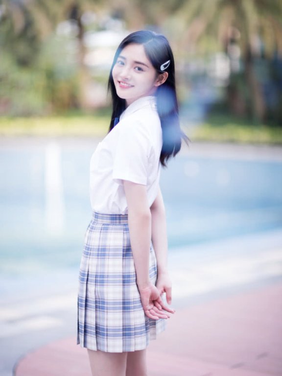 周洁琼衬衫配百褶裙穿成“漫画女主”,笑起来连空气都变甜了