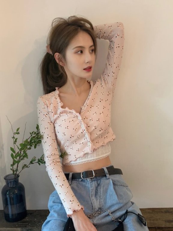 王思聪现女友甜仇太甜美!近照T恤配丸子头嫩的像高中生
