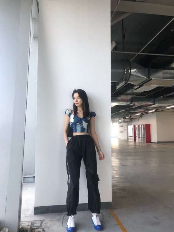 代斯穿短上衣运动裤，“蚂蚁腰”细得让人过目难忘