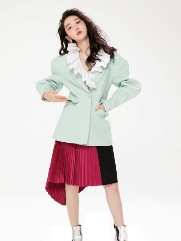 蒋梦婕穿西服搭配百褶裙女人味十足,减龄又时髦