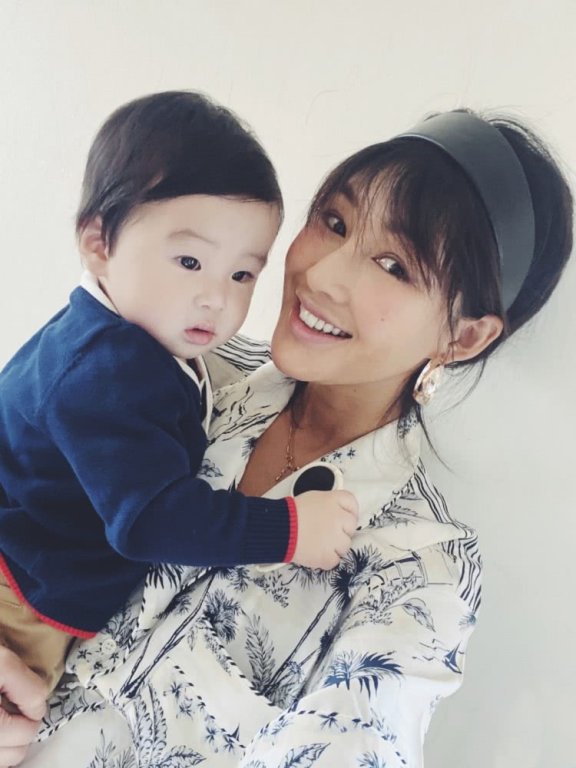 陈燃穿睡衣风衬衫配牛仔阔腿裤，辣妈秒变帅气少女