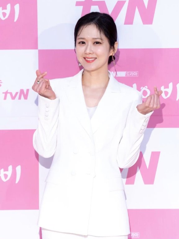 “不老女神”张娜拉穿白色西装够干练，嫩白皮肤哪像40岁？