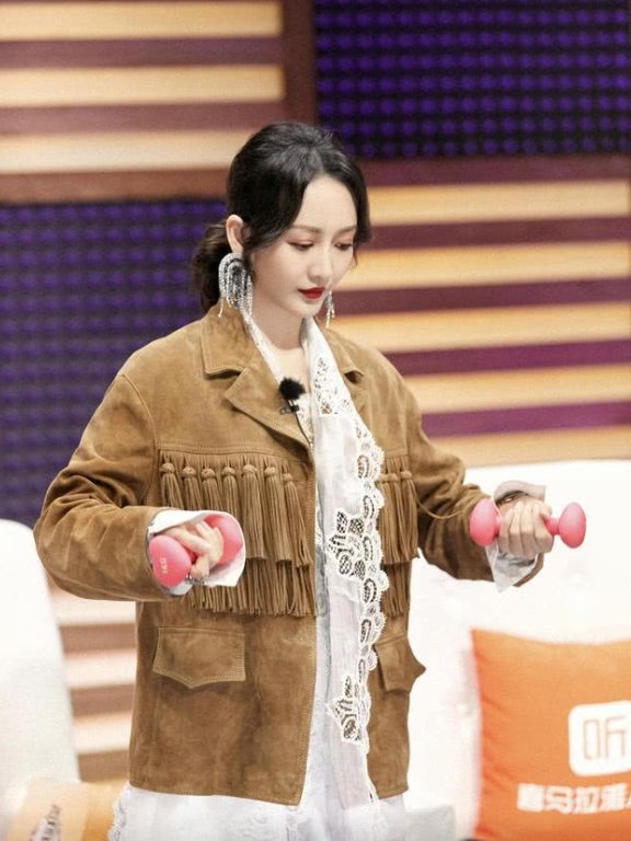 王鸥棕色外套配短裤,穿上高筒靴又美又飒