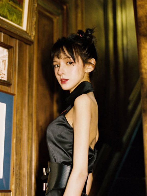 张予曦穿旗袍撑不住衣服,“哪吒头”配空气刘海挺可爱