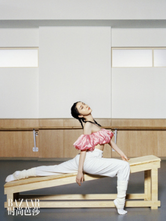 《时尚芭莎》大片上线，赵小棠表现力强气质清新脱俗