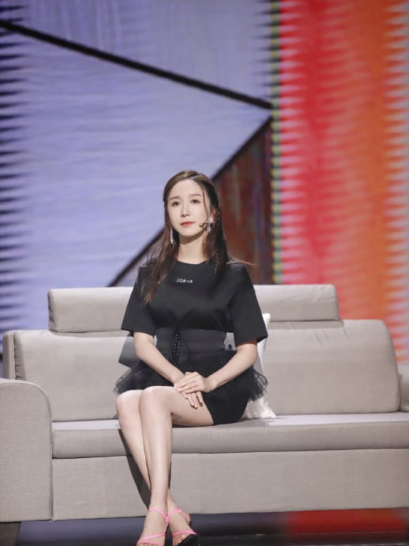 娄艺潇轻纱“儿童裙”当腰封用,配T恤短裙坐姿太优雅了