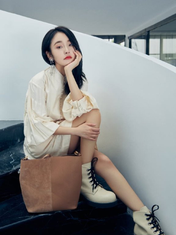 张佳宁穿灯笼袖连衣裙戴蝴蝶结耳环,尽显复古高级感