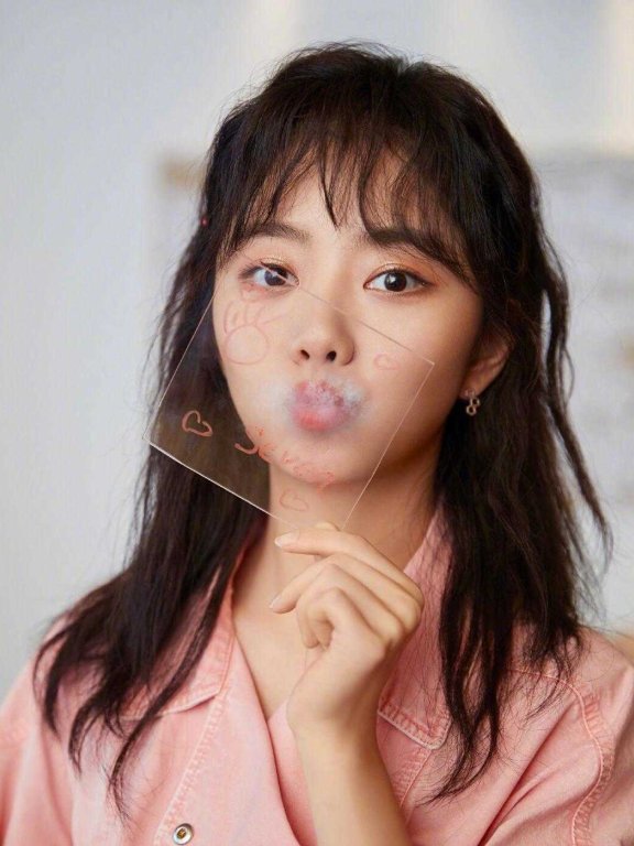 谭松韵身穿粉色套装少女感扑面而来,秀大长腿真吸睛