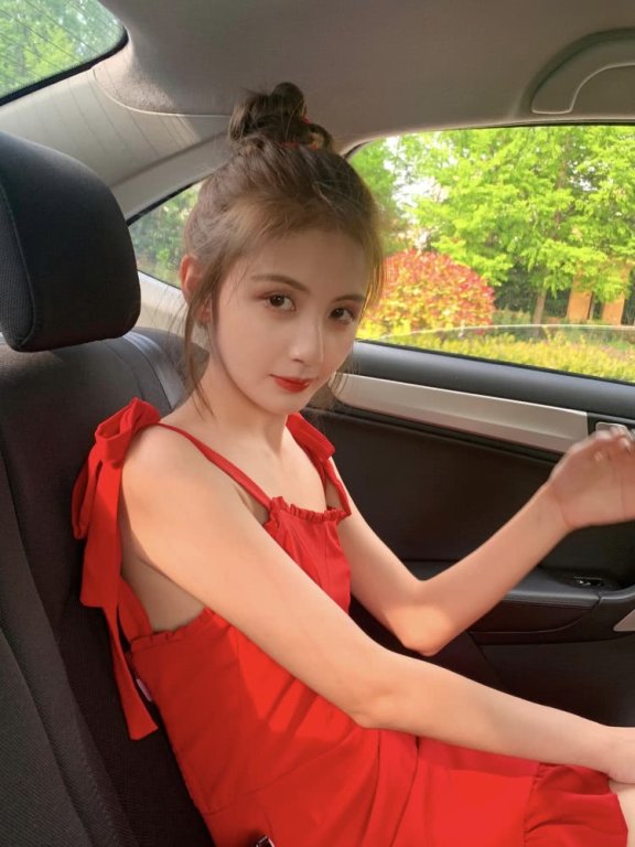 王思聪带新网红女友出街吃饭，亲密举动完全是热恋