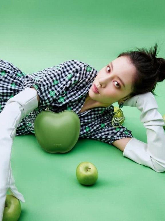 宋妍霏杂志拍摄高级感十足,网友:被演戏耽误的时尚博主