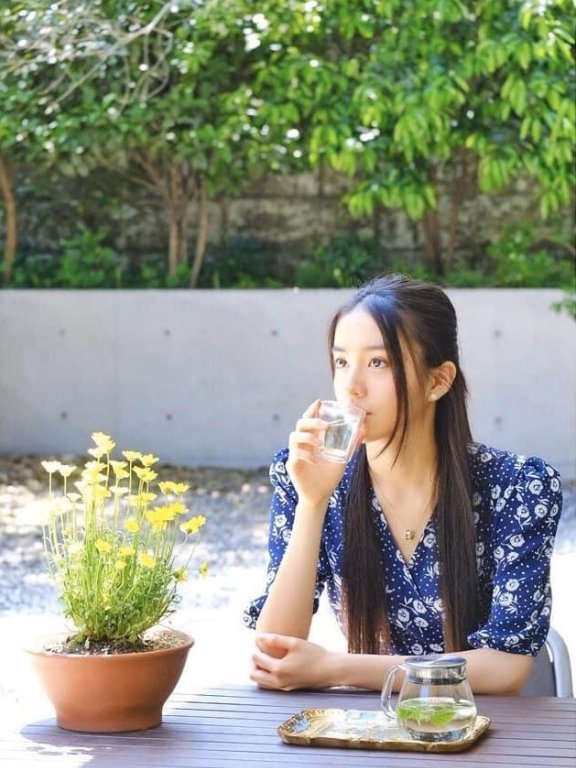 17岁木村光希身穿条纹T恤，简约造型展现温柔气质