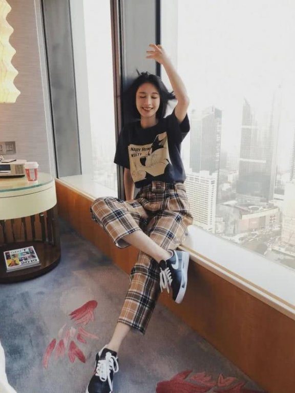 清爽GIRL张俪气质撩人,小雏菊露脐装配牛仔美翻天际