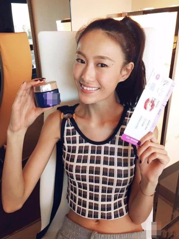 秦舒培超模身材太会穿，露脐上衣配短裤身材火辣