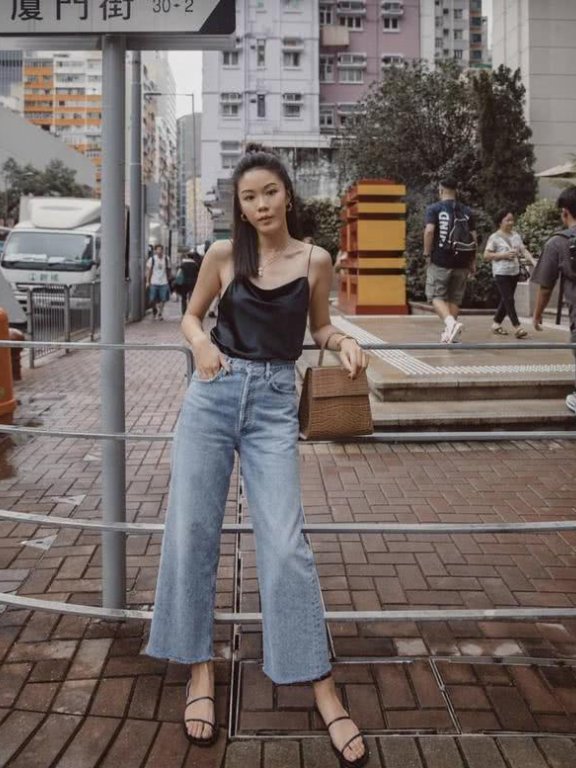 夏天背心小吊带都必不可少,这样穿清凉又好看