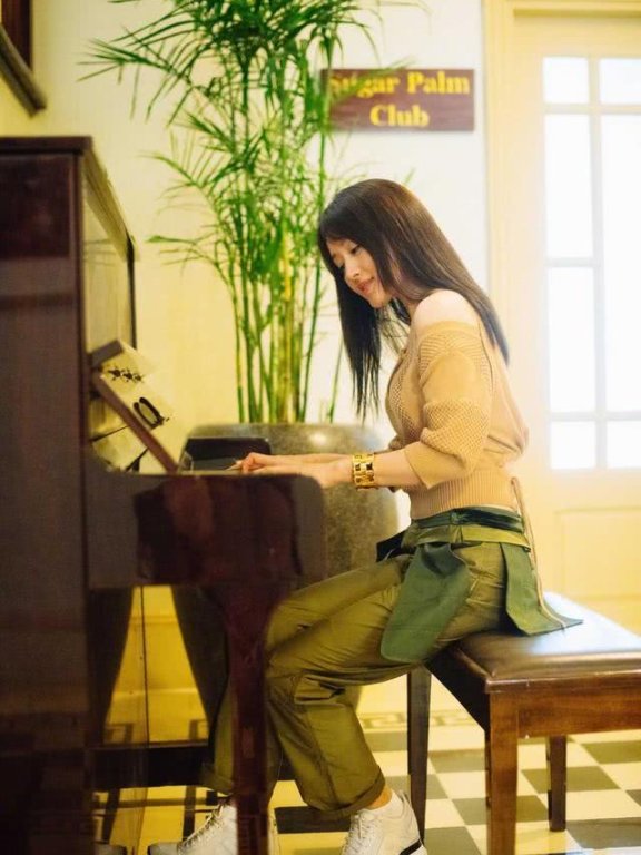 杨钰莹保养得真好,在国外穿挖肩上衣配阔腿裤,48岁嫩得水灵灵