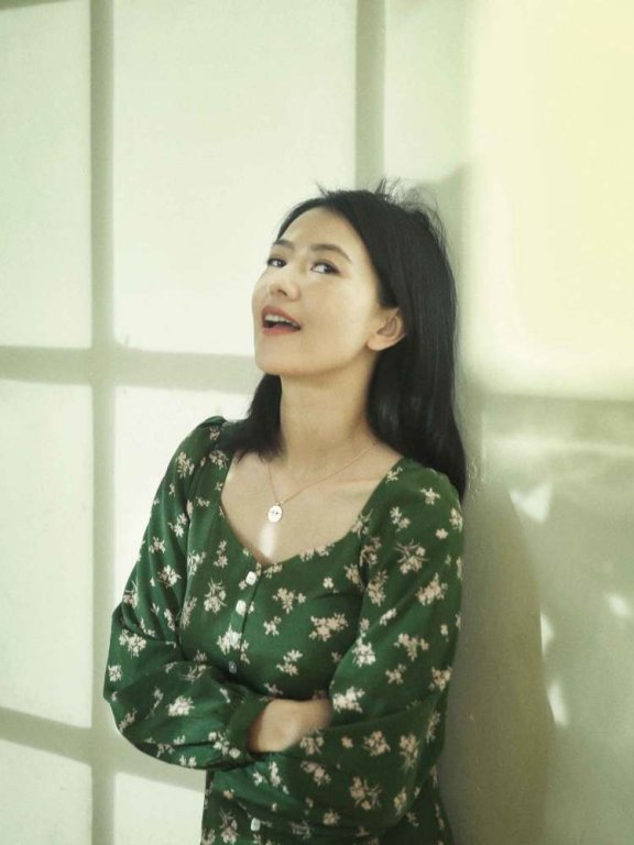 高圆圆穿碎花裙梳直发,美得优雅知性太有女人味