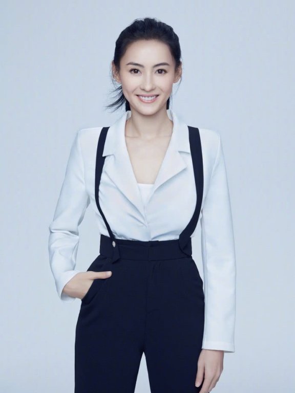 张柏芝40岁生日照曝光:穿宫廷领衬衫搭配黑色背带裤帅气还减龄