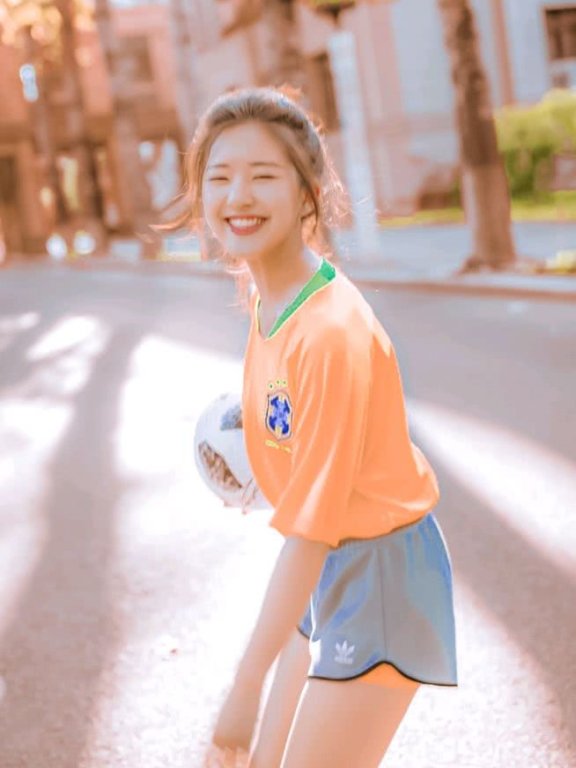 赵露思穿橙色T恤搭配灰色热裤,穿运动装难掩好身材