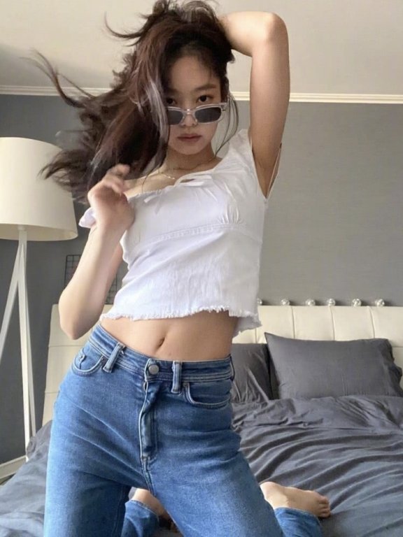 JENNIE疯狂营业更新多套穿搭,从甜美风到摇滚风,不愧是百变女孩