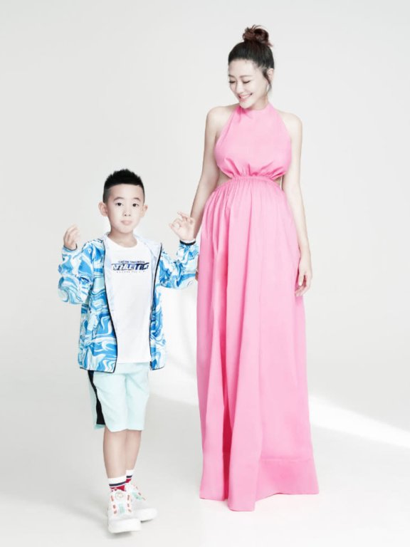 应采儿同框JASPER,挺孕肚穿粉色挂脖裙小腰依旧纤细抢镜