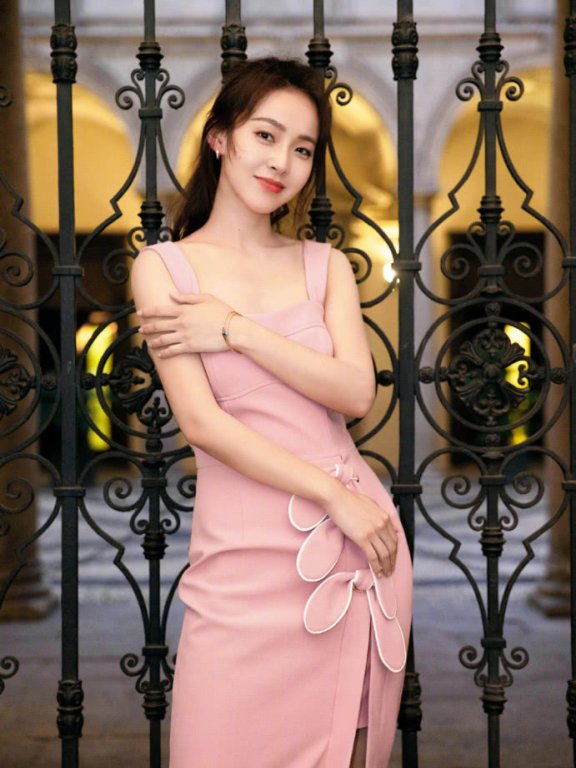 张佳宁穿白裙搭配风衣穿得清新冷艳,脚下的靴子更耀眼了