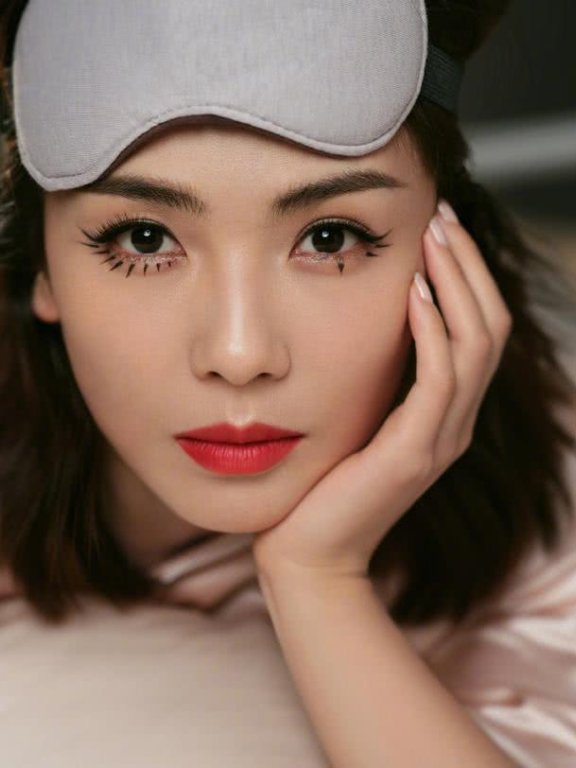 刘涛的“失眠妆”搭配红唇气质加乘,美得让人过目不忘