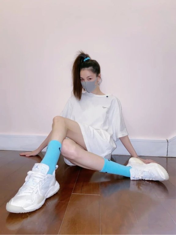 你喜欢运动裤搭马丁靴还是小白鞋走天下?多种穿搭等你选