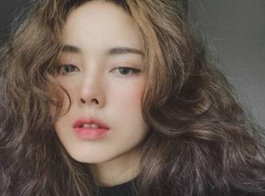 女生羊毛卷发型图片怎么扎好看,减龄可爱羊毛卷发造型太亮眼