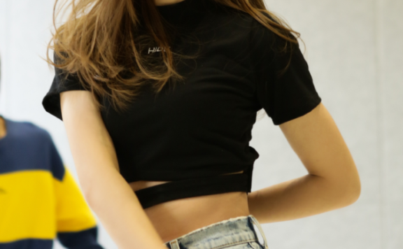 说宣璐有漫画腰我不信,当她穿上短衫这腰细得我奔溃