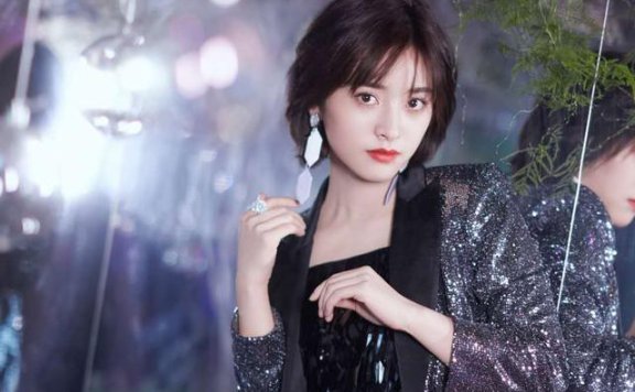 23岁沈月亮片裙配西装成熟,造型虽美却像偷穿了大人的衣服